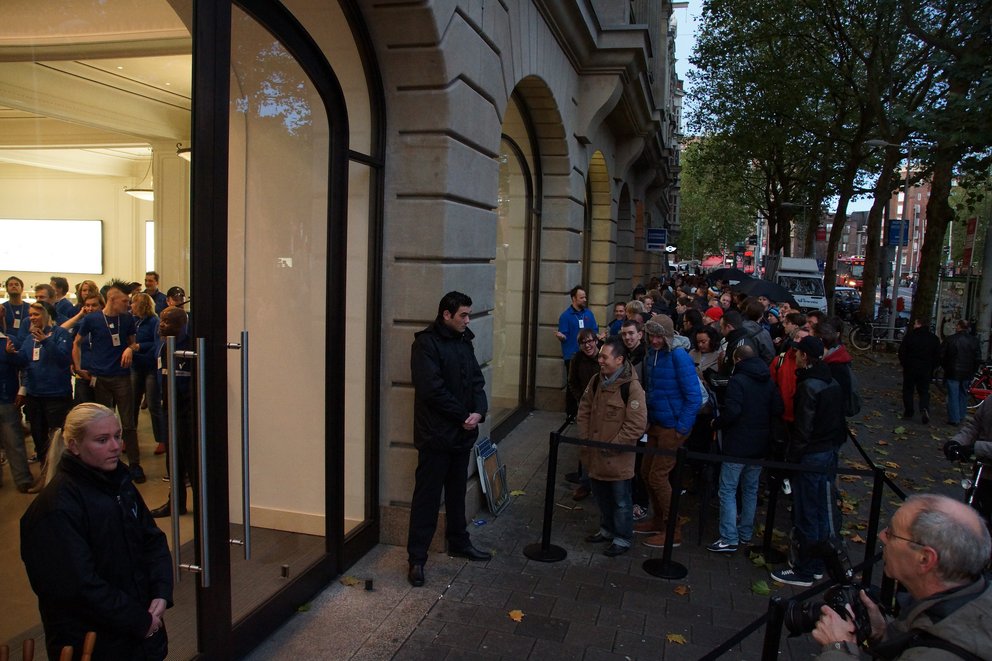 Menschenschlange vor dem Apple Store Amsterdam, 2012 (Quelle: Flickr, Floris Looijesteijn, CC BY 2.0)