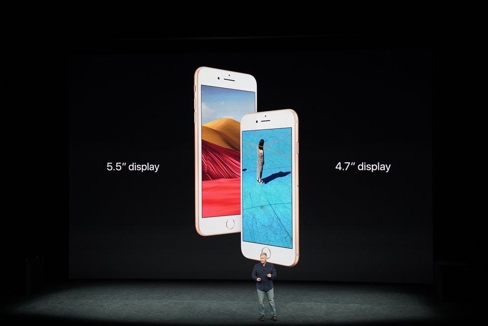 Phil Schiller stellt im Eiltempo das iPhone 8 (Plus) vor, bevor ihm vom iPhone X die Show gestohlen wird (Bildquelle: GIGA / Ben Miller)
