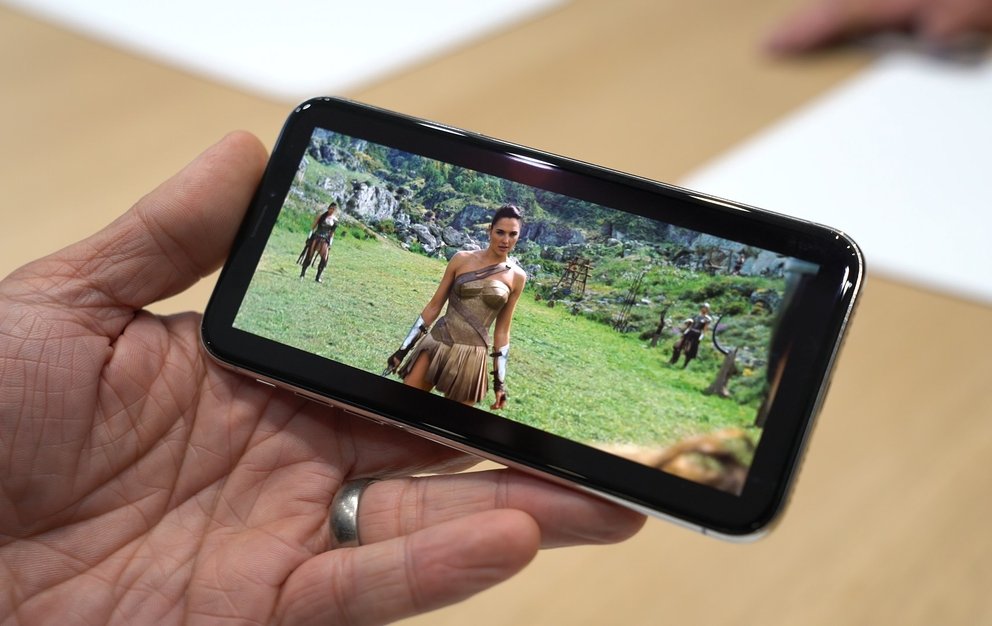 Ein Filmtrailer (Wonderwoman) in der „Windowboxed“-Darstellung auf dem iPhone X. Der Notch ist nicht zu sehen, dafür schwarze Ränder um das Bild