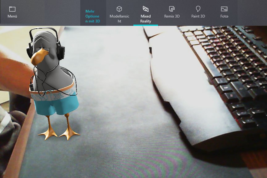 Der 3D-Vogel „steht“ auf dem Schreibtisch