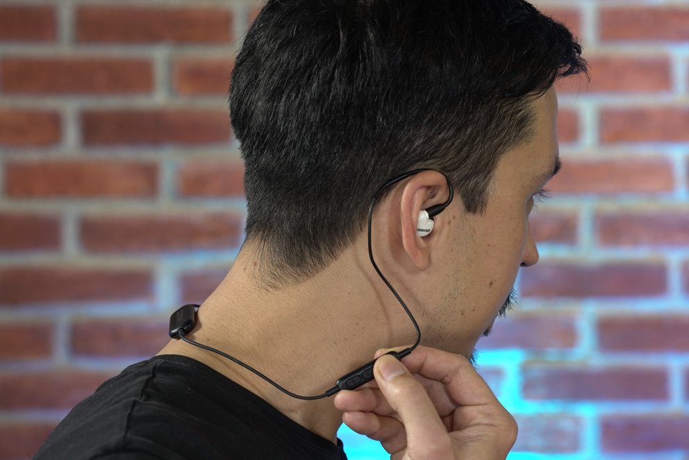 Shure SE215 Wireless: Sicherer Halt durch ein formbares Kabel, das über die Ohren geführt wird – Profimusiker schwören darauf