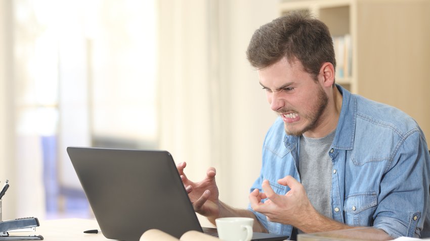 wütender Mensch am PC
