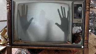 Fernseher geht von alleine an? So beendet man den Spuk