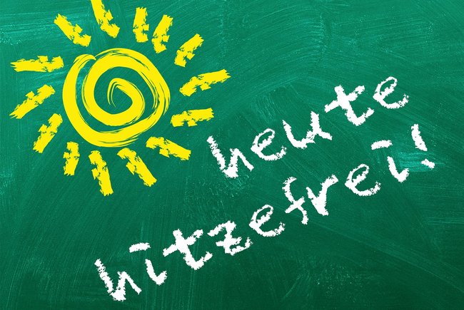 Tafel mit der Aufschrift "heute Hitzefrei". Tafel mit der Aufschrift "heute Hitzefrei".