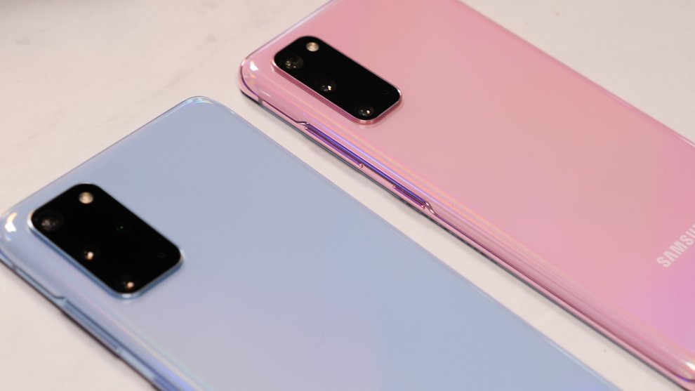 Das Samsung Galaxy S20 liegt rechts mit der schmaleren Kamera im Vergleich zum S20 Plus. Bild: GIGA
