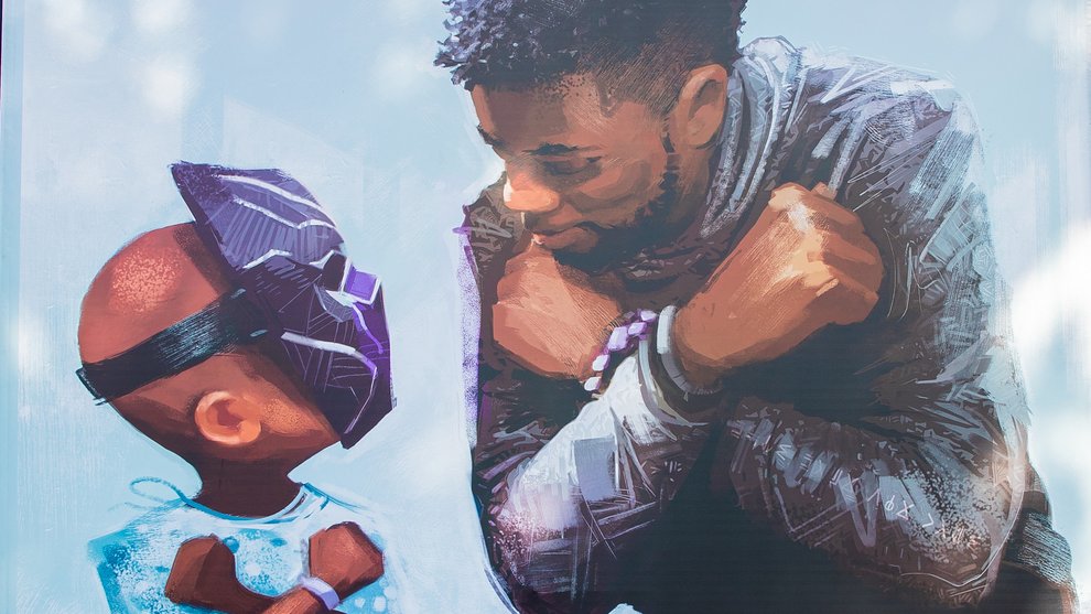 Concept Artist Nikkolas Smith ehrt Chadwick Boseman mit einem Memorial an der Shopping-Mall in Disneyland. Concept Artist Nikkolas Smith ehrt Chadwick Boseman mit einem Memorial an der Shopping-Mall in Disneyland.