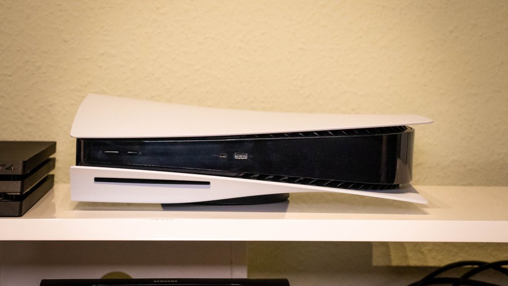 Bei horizontaler Stellung der PS5 wird der Standfuß unter einem der Seitenflügel angebracht. Dementsprechend ändern sich auch die Abmessungen leicht. (Bildquelle: GIGA) Bei horizontaler Stellung der PS5 wird der Standfuß unter einem der Seitenflügel angebracht. Dementsprechend ändern sich auch die Abmessungen leicht. (Bildquelle: GIGA)