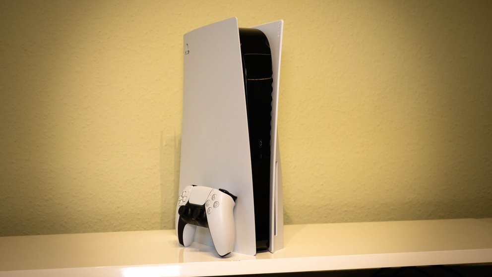 Bei vertikaler Stellung der PS5 müsst ihr euch mit und ohne Standfuß an den Abmessungen oberhalb orientieren. (Bildquelle: GIGA) Bei vertikaler Stellung der PS5 müsst ihr euch mit und ohne Standfuß an den Abmessungen oberhalb orientieren. (Bildquelle: GIGA)