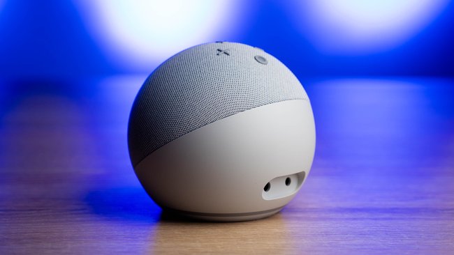 Der Amazon Echo Dot der 4. Generation ist etwas kleiner mit weniger Funktionen. (Bildquelle: GIGA)