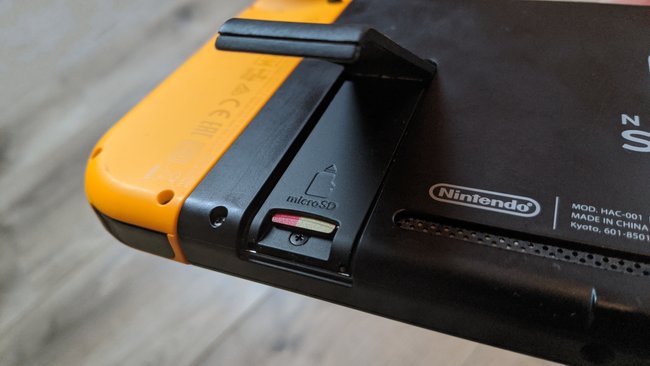 Nintendo Switch: Hier legt ihr eure microSD-Speicherkarte ein. Bild: GIGA