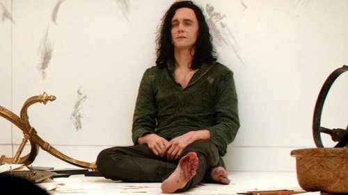 Loki in seiner Gefängniszelle in Asgard, nachdem er die Illusion gegenüber Thor – der ihn durchschaut hatte – aufgehoben hat. (Quelle: Marvel) Loki in seiner Gefängniszelle in Asgard, nachdem er die Illusion gegenüber Thor – der ihn durchschaut hatte – aufgehoben hat. (Quelle: Marvel)