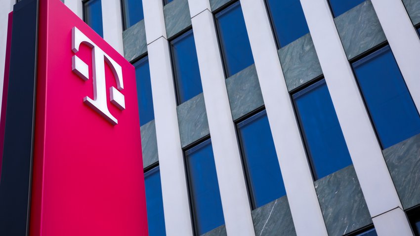 08.08.2016 Bonn Zentrale Deutsche Telekom AG/ Aussenaufnahme magenta Stele