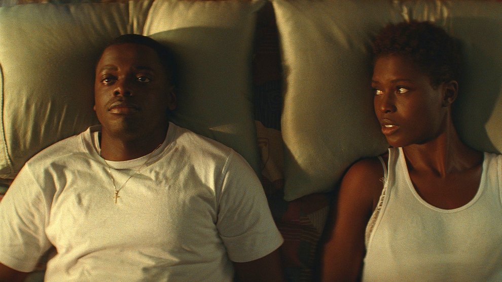 Queen & Slim ist ein preisgekröntes Drama über ein Schwarzes Paar, das US-amerikanischer Polizeigewalt zum Opfer fällt. Queen & Slim ist ein preisgekröntes Drama über ein Schwarzes Paar, das amerikanischer Polizeigewalt zum Opfer fällt.