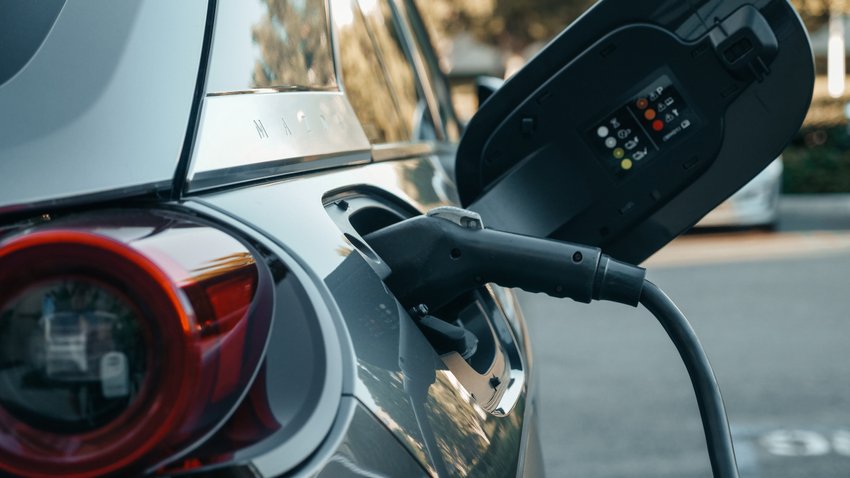 E-Auto lädt an Ladekabel