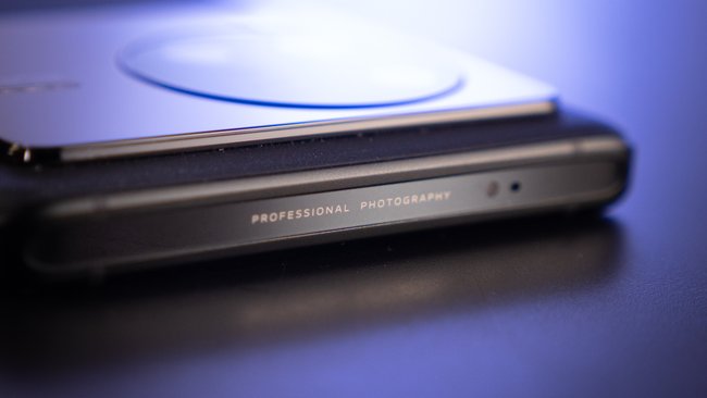 Oberseite des Smartphones Vivo X80 Pro. Der Schriftzug „Professional Photography“ ist sichtbar