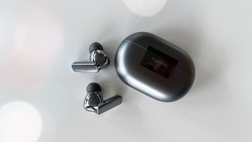 Huawei FreeBuds Pro 2 und Ladeschale auf einem weißen Tisch.
