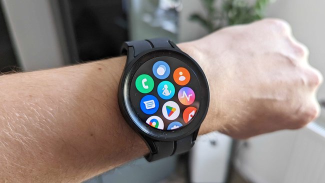 An einem Arm ist die Smartwatch Samsung Galaxy Watch 5 Pro angebracht.