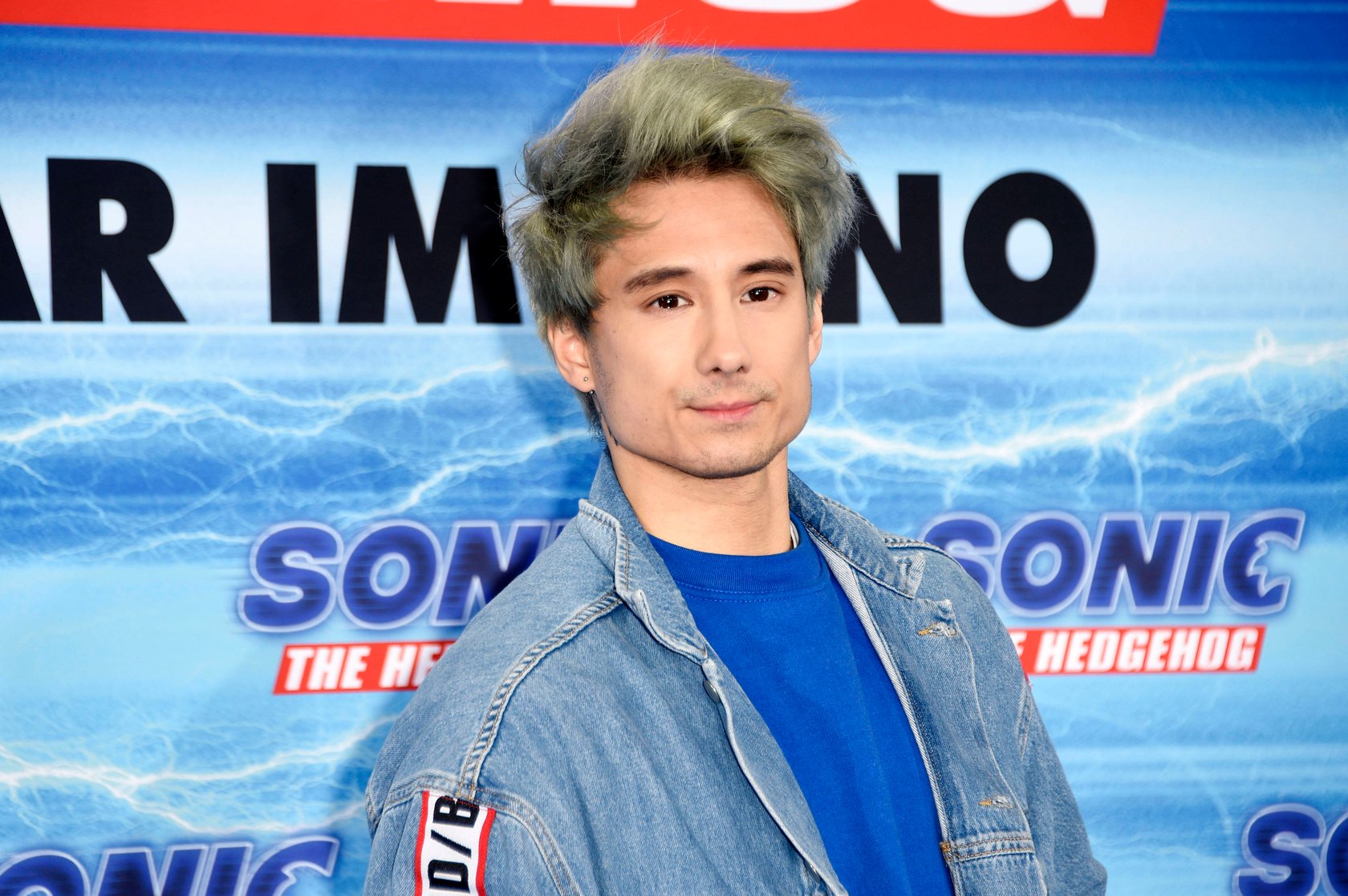 Julien Bam steht vor einer Werbewand zur Verfilmung von Sonic. Julien Bam steht vor einer Werbewand zur Verfilmung von Sonic.