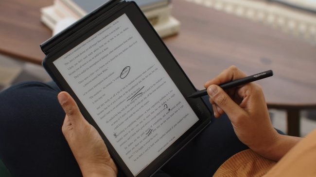 Eine Person hält den E-Book-Reader Kobo Elipsa in der Hand und schreibt mit einem Stift in ein E-Book.