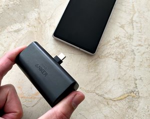 Für 19 Euro bei Amazon: Diese Powerbank mit integriertem USB-C-Stecker passt in jede Hosentasche