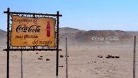 Mitten im Nirgendwo: Weltbekannter Getränkehersteller hat sein Logo in der Wüste verewigt