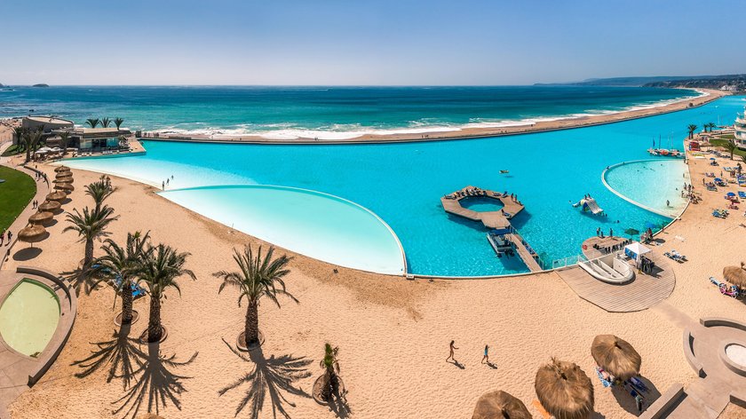 Der längste Swimming-Pool der Welt liegt in Chile.