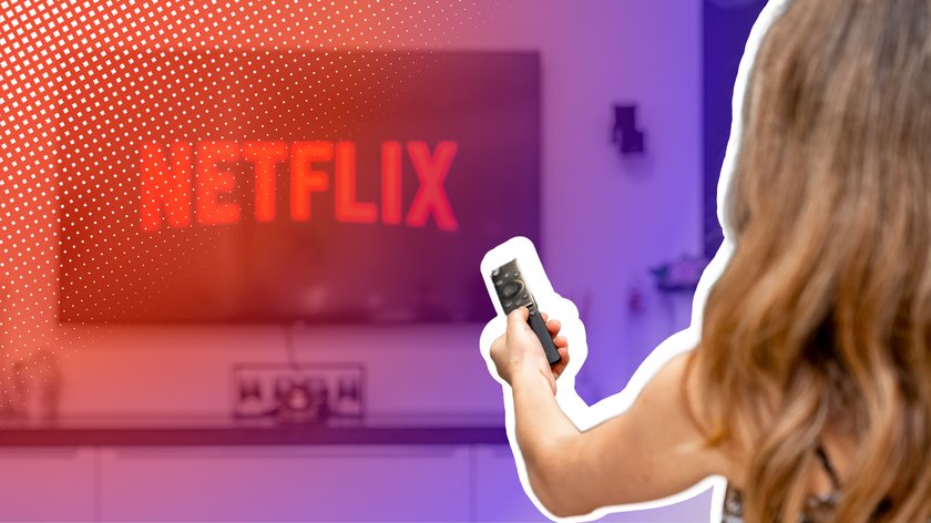 Person mit Fernbedienung in der Hand richtet sie auf einen Fernseher, auf dem das Netflix-Logo zu sehen ist, vor einem farbigen Hintergrund mit Punktemuster.