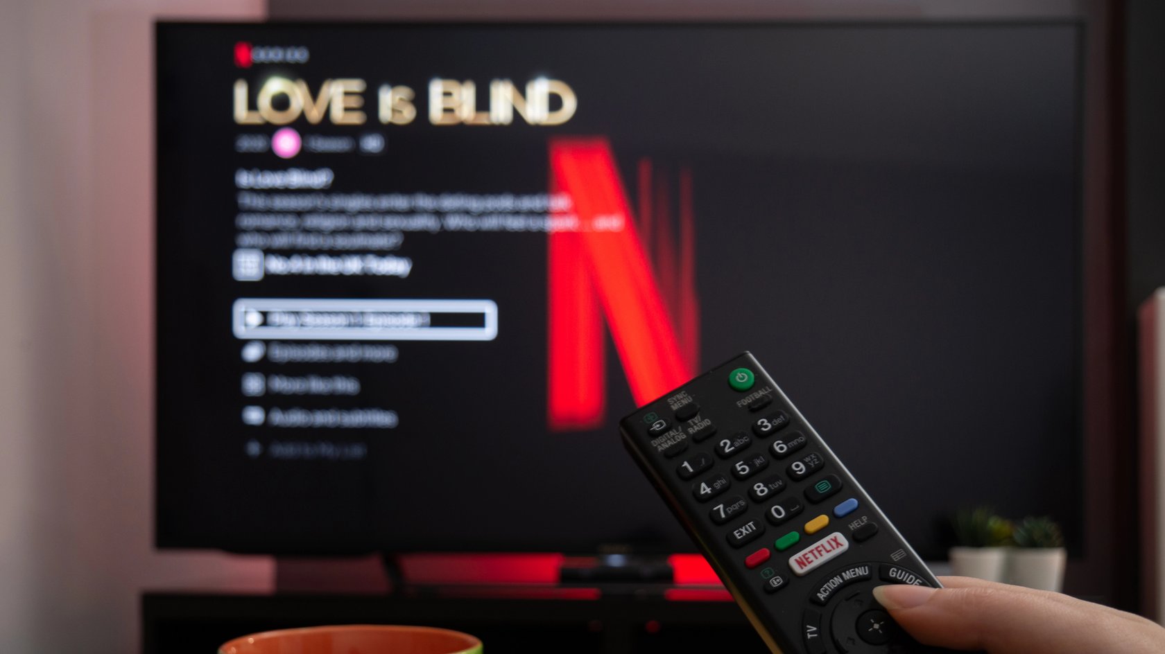 Mit „Love is Blind“ könnt ihr gemütliche Abende auf der Couch genießen.