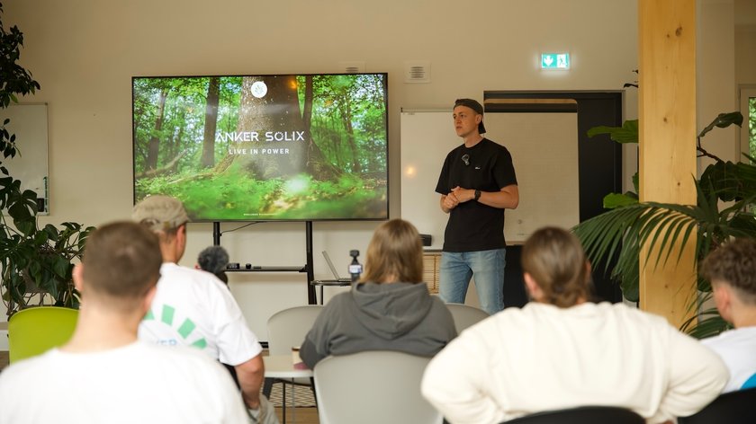 Anker SOLIX hat mit der Wohllebens Waldakademie 10.000 Quadratmeter Wald geschützt. Tobias Wohlleben, Geschäftsführer und Inhaber der Waldakademie, erklärt Interessierten die Initiative.