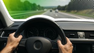 Lenkrad vibriert plötzlich? Deshalb müsst ihr gleich zur Werkstatt