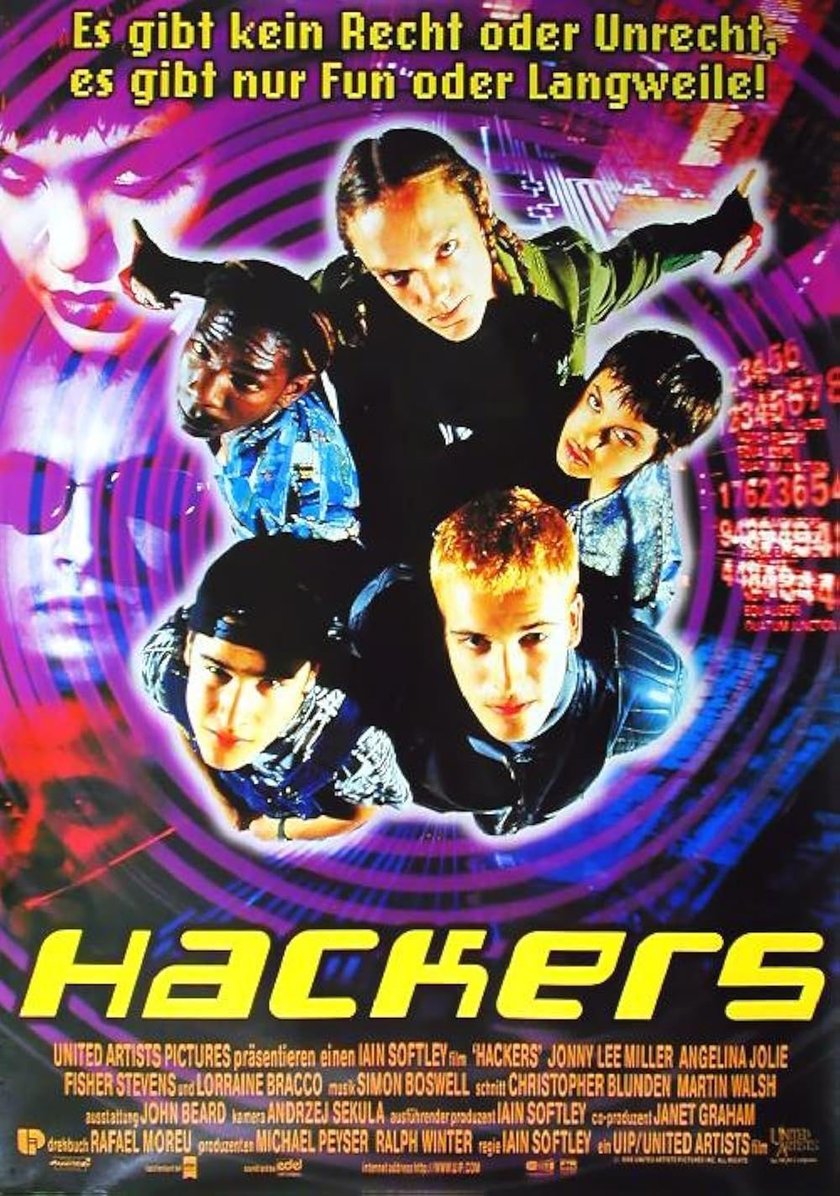 Filmplakat für „Hackers“. Im Zentrum sind fünf junge Menschen aus der Vogelperspektive abgebildet, die auf den Betrachter herabblicken. Der Hintergrund ist dunkel mit wirbelnden lila Mustern und digitalen Zahlen. Der Filmtitel „HACKERS“ ist in großen gelben Buchstaben dargestellt. Oben steht der Slogan: „Es gibt kein Recht oder Unrecht, es gibt nur Fun oder Langweile!“.