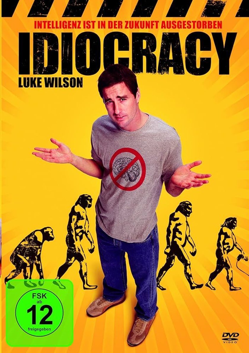 Filmplakat des Films „Idiocracy“. Der Hintergrund ist in einem kräftigen Gelb gehalten, oben steht der Slogan „Intelligenz ist in der Zukunft ausgestorben“ in roten Buchstaben. Darunter der Filmtitel schwarzen Buchstaben und der Name „Luke Wilson“ in kleinerer Schrift. Im Zentrum steht ein Mann in Jeans und einem grauen T-Shirt mit einem durchgestrichenen Gehirn-Symbol. Im unteren Bereich verläuft eine Evolutionsreihe von einem Affen bis zu einem Menschen, der sich wieder in einer gebückten Haltung befindet.
