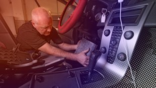 Muffiger Geruch im Auto? Dieser simple Check enthüllt oft die Ursache