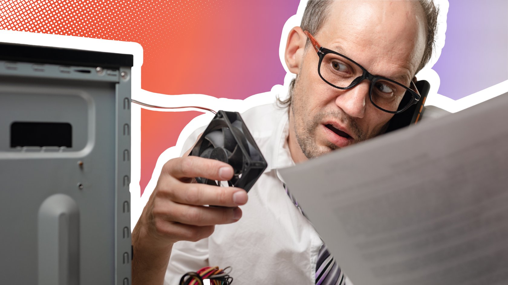 Mann hält aus dem Rechner gezupften Lüfter in der Hand und schaut dabei verwirrt auf ebendiesen, während er das Telefon zwischen Ohr und Schulter eingeklemmt hat und ein paar Zettel (Anleitung?) mit der anderen Hand ins Bild hält.