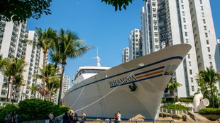 Ein Schiff mitten in Honkong: Das steckt dahinter