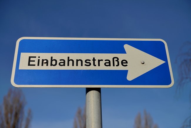 So sieht das längliche Einbahnstraßenschild aus.