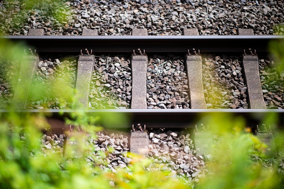 Steine an Bahnschienen: Warum liegen sie da und was bringt das?