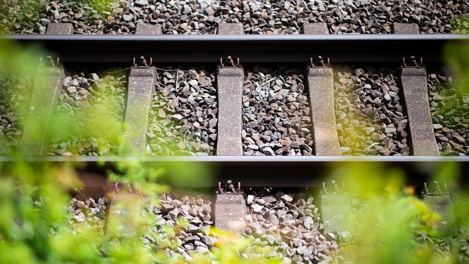 Steine an Bahnschienen: Warum liegen sie da und was bringt das?