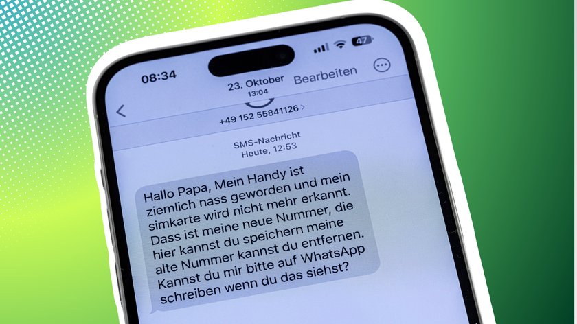 Nahaufnahme eines Smartphone-Displays, auf dem eine SMS-Nachricht angezeigt wird. Die Nachricht lautet: "Hallo Papa, Mein Handy ist ziemlich nass geworden und mein simkarte wird nicht mehr erkannt. Dass ist meine neue Nummer, die hier kannst du speichern meine alte Nummer kannst du entfernen. Kannst du mir bitte auf WhatsApp schreiben wenn du das siehst?" Oben im Display sind die Uhrzeit 08:34, das Datum 23. Oktober und die Telefonnummer des Absenders zu sehen.