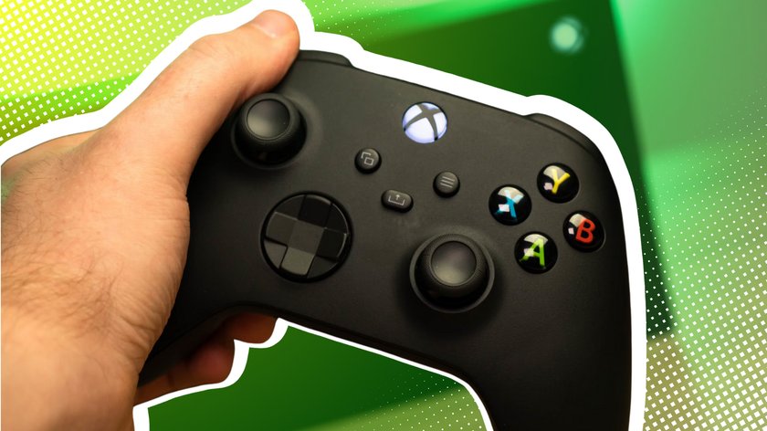 Xbox-Controller in der Hand vor einem grünen Hintergrund.