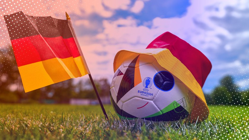 Fußball mit Deutschland-Hut und Flagge.