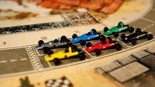 4,8 von 5 Sternen auf Amazon: Lasst in diesem Autorenn-Brettspiel die Reifen glühen