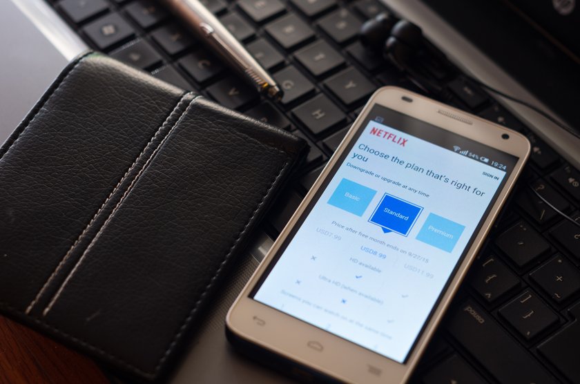 Smartphone, bei dem auf Netflix das Abo-Modell ausgewählt wird