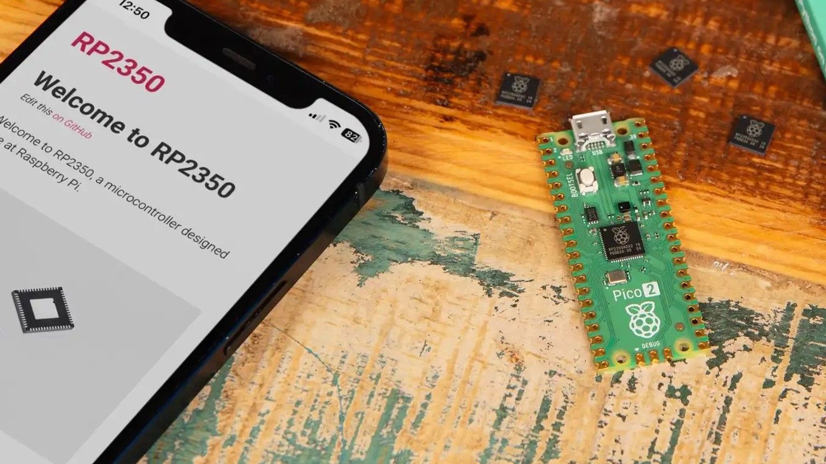 Der Micro-Rechner Raspberry Pi Pico 2 neben einem iPhone im Größenvergleich.
