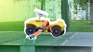 Bobbycar auf einem Lkw? Diese traurige Bedeutung steckt dahinter