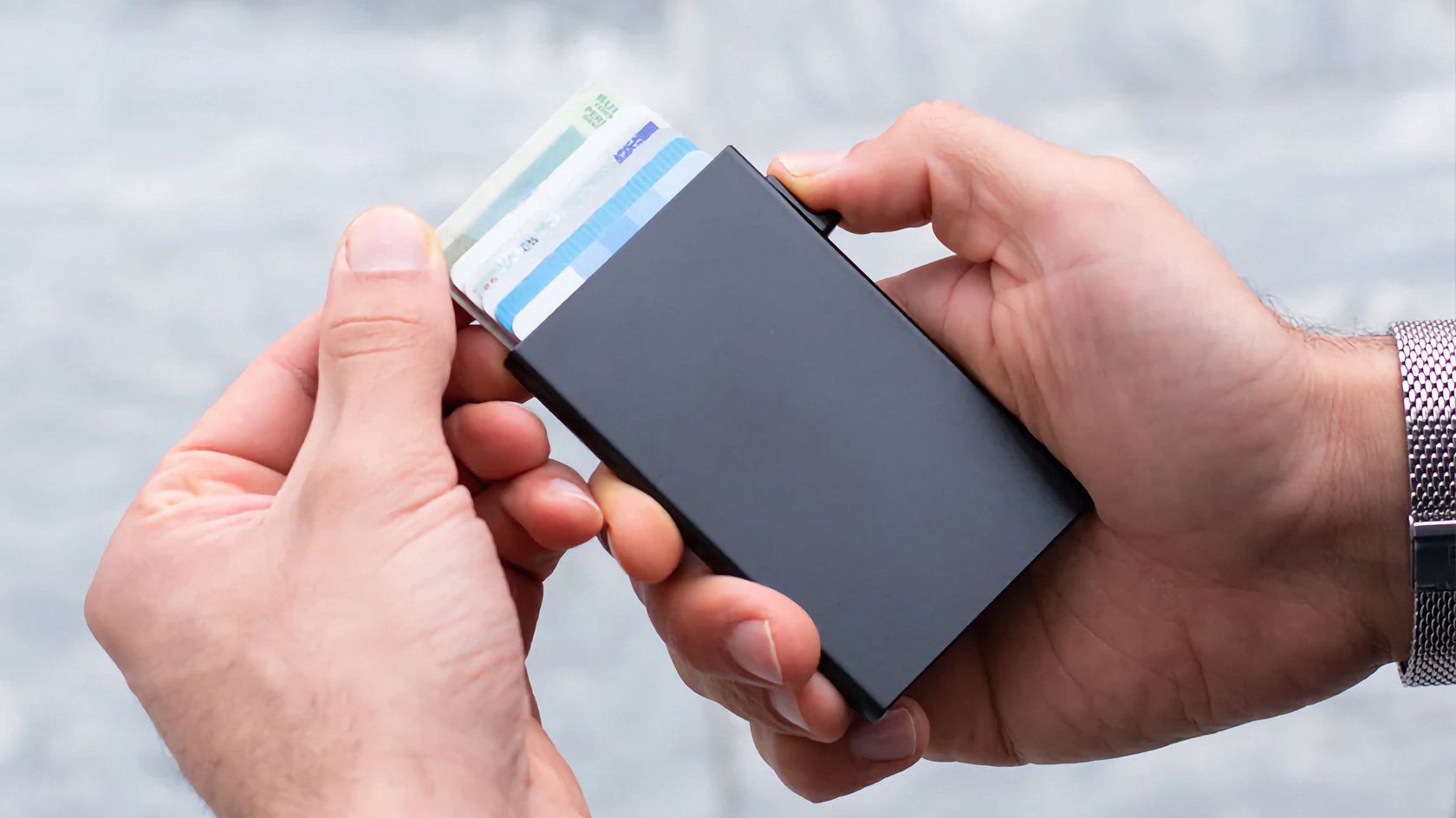 Ein Mann zahlt mit einem Slim Wallet