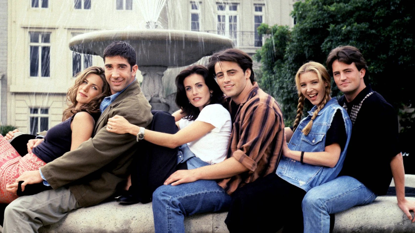 Die „Friends“-Hauptcharaktere vor dem Brunnen aus dem legendären Vorspann.