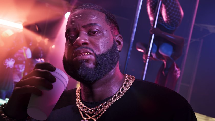 Boobie Ike aus GTA 6 in einem Stripclub mit einem Becher in der Hand.