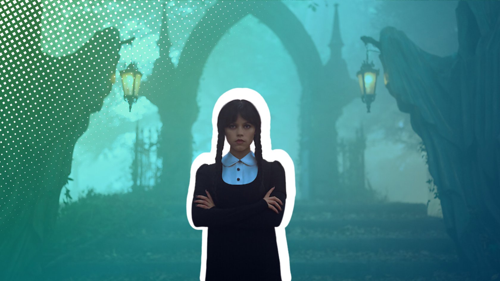Hauptdarstellerin Jenna Ortega als Wednesday mit verschränkten Armen in einem gruseligen Gothic-Setting zwischen zwei gewandeten Steinstatuen mit Laterne vor einem dunklen Friedhofsbogen.