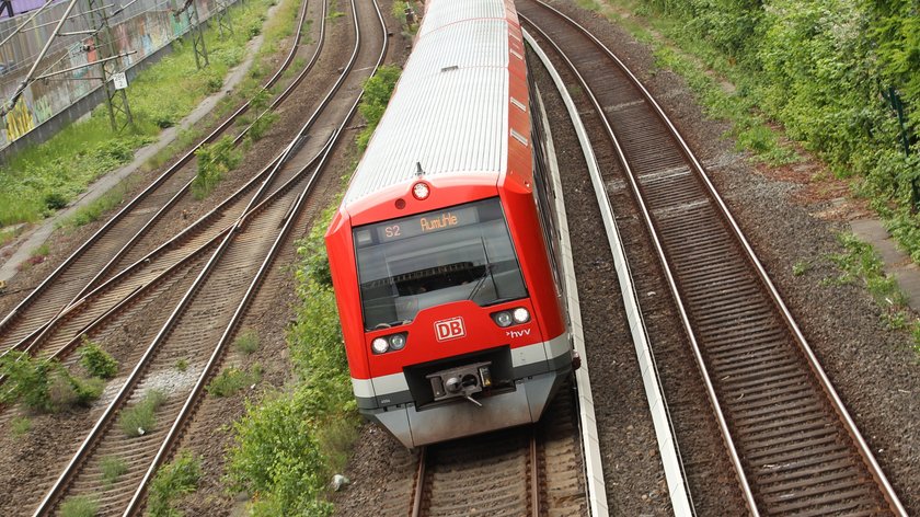 Eine S-Bahn der Deutschen Bahn fährt in Bahnhofsnähe.